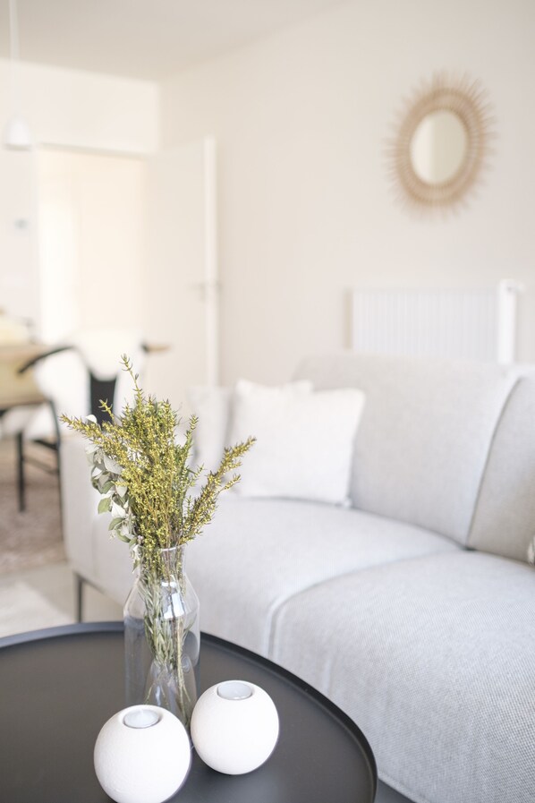 Deluxe appartement | Woonruimte | Een 110-cm flatscreentelevisie met kabelzenders en televisie