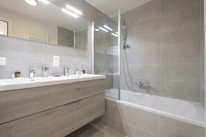 Deluxe Apartment | Bathroom | Combined shower/tub, free toiletries, hair dryer, towels - Chez Meredith (Brussels)