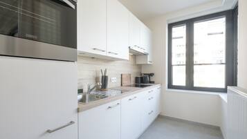 Deluxe Apartment | Private kitchen | Oven, stovetop, dishwasher, espresso maker