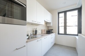 Deluxe appartement | Privékeuken | Een oven, een kookplaat, een vaatwasser, een espressoapparaat