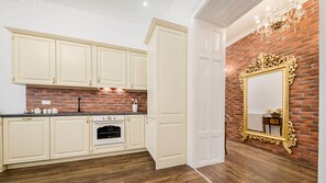 Apartment | Eigene Küche | Großer Kühlschrank, Mikrowelle, Ofen, Herdplatte