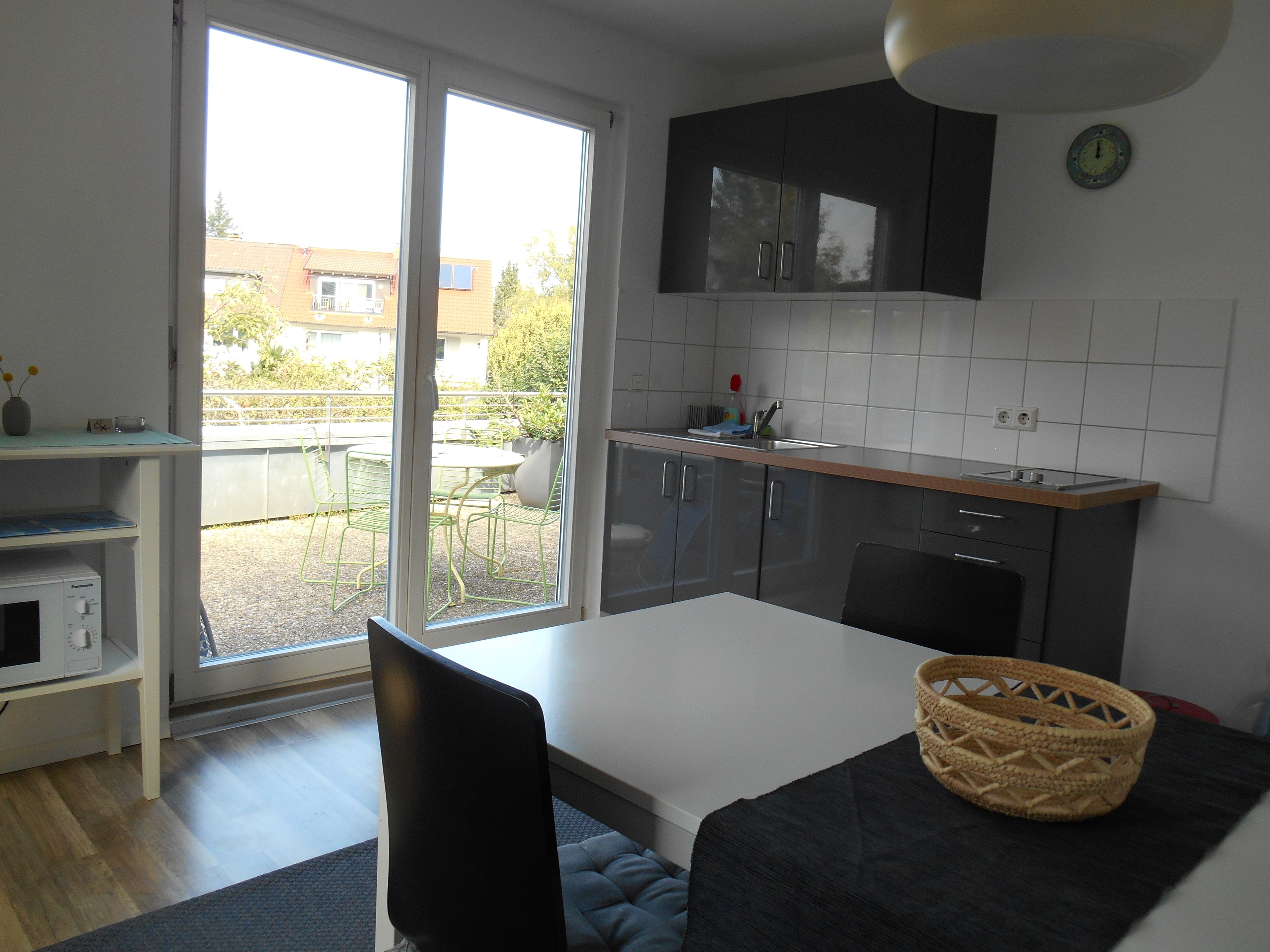 Basic-Apartment, 2 Schlafzimmer, Terrasse | Wohnbereich | 25-Zoll-LCD-Fernseher mit Kabelempfang, Fernseher