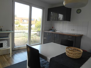 Appartement, 2 chambres, terrasse | Coin séjour | Télévision LCD de 25 pouces avec chaînes par câble, télévision