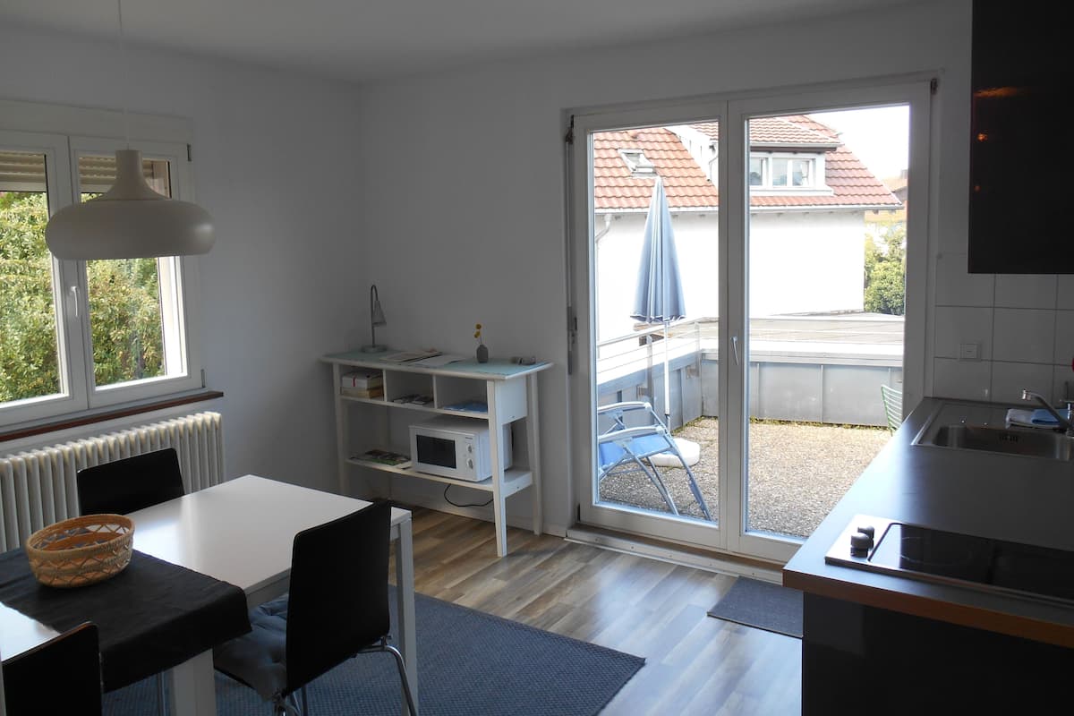 Basic-Apartment, 2 Schlafzimmer, Terrasse | Wohnbereich | 25-Zoll-LCD-Fernseher mit Kabelempfang, Fernseher