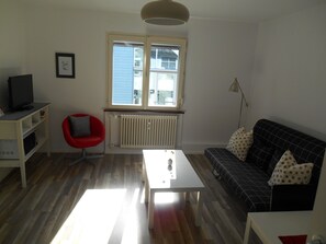 เบสิกอพาร์ทเมนท์, 1 ห้องนอน | ห้องนั่งเล่น | ทีวีจอแอลซีดี 25 นิ้ว พร้อมช่องเคเบิล, ทีวี