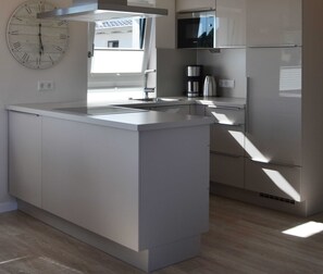 Kühlschrank, Mikrowelle, Ofen, Geschirrspüler