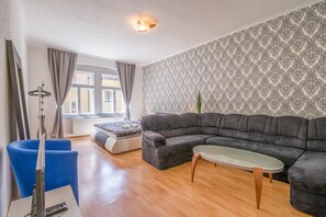 Apartment (10) | Laptop workspace, soundproofing, iron/ironing board, cots/infant beds