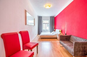 Apartment (10) | Laptop workspace, soundproofing, iron/ironing board, cots/infant beds