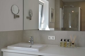 Chuveiro, secador de cabelo, toalhas de banho 