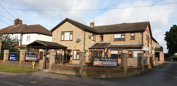 Vista frontal de la propiedad