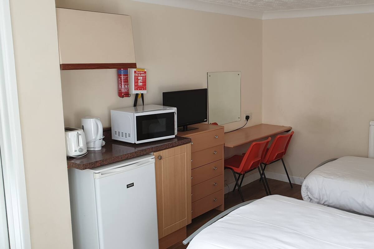 Habitación con 2 camas individuales | Wifi gratis y ropa de cama