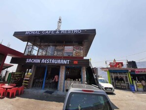 Property grounds - Hotel Midway Homestay (Dehradun)