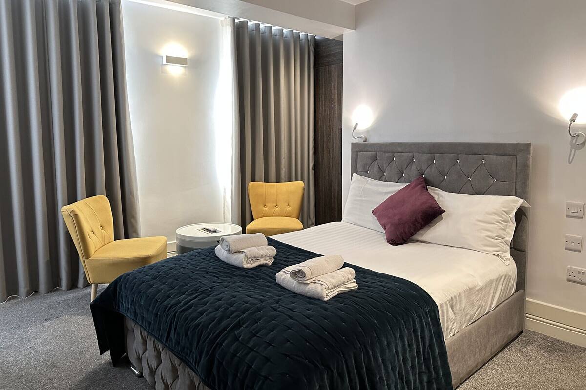 Large Studio, Ensuite (Suite) | 1 chambre, fer et planche à repasser, accès au Wi-Fi (inclus)