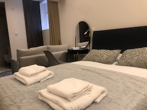 Studio, Ensuite (Suite) | 1 bedroom, free WiFi, bed sheets