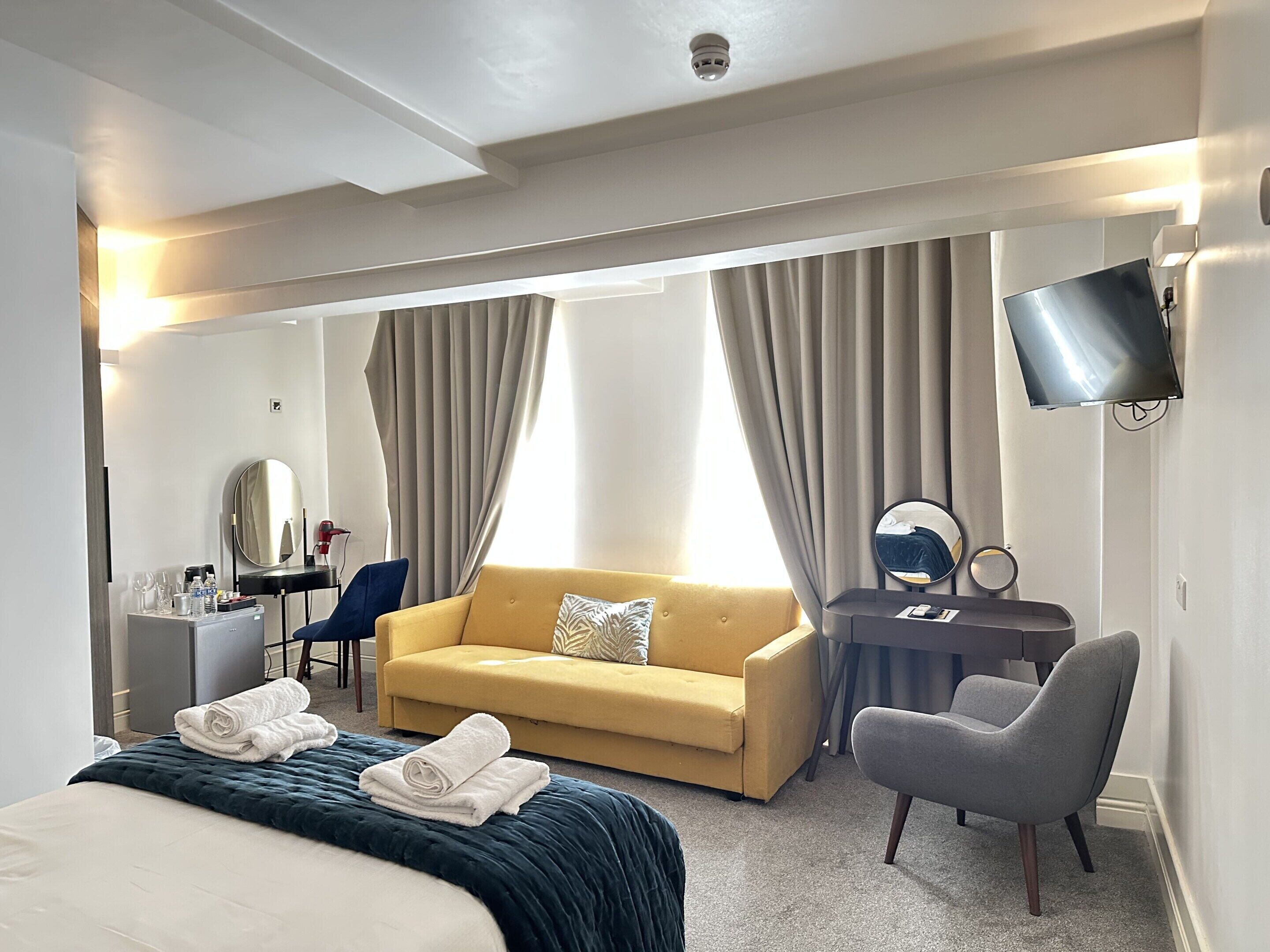 Large Suite without Kitchen | 1 bilik tidur, seterika/papan seterika, Wi-fi percuma, cadar katil 