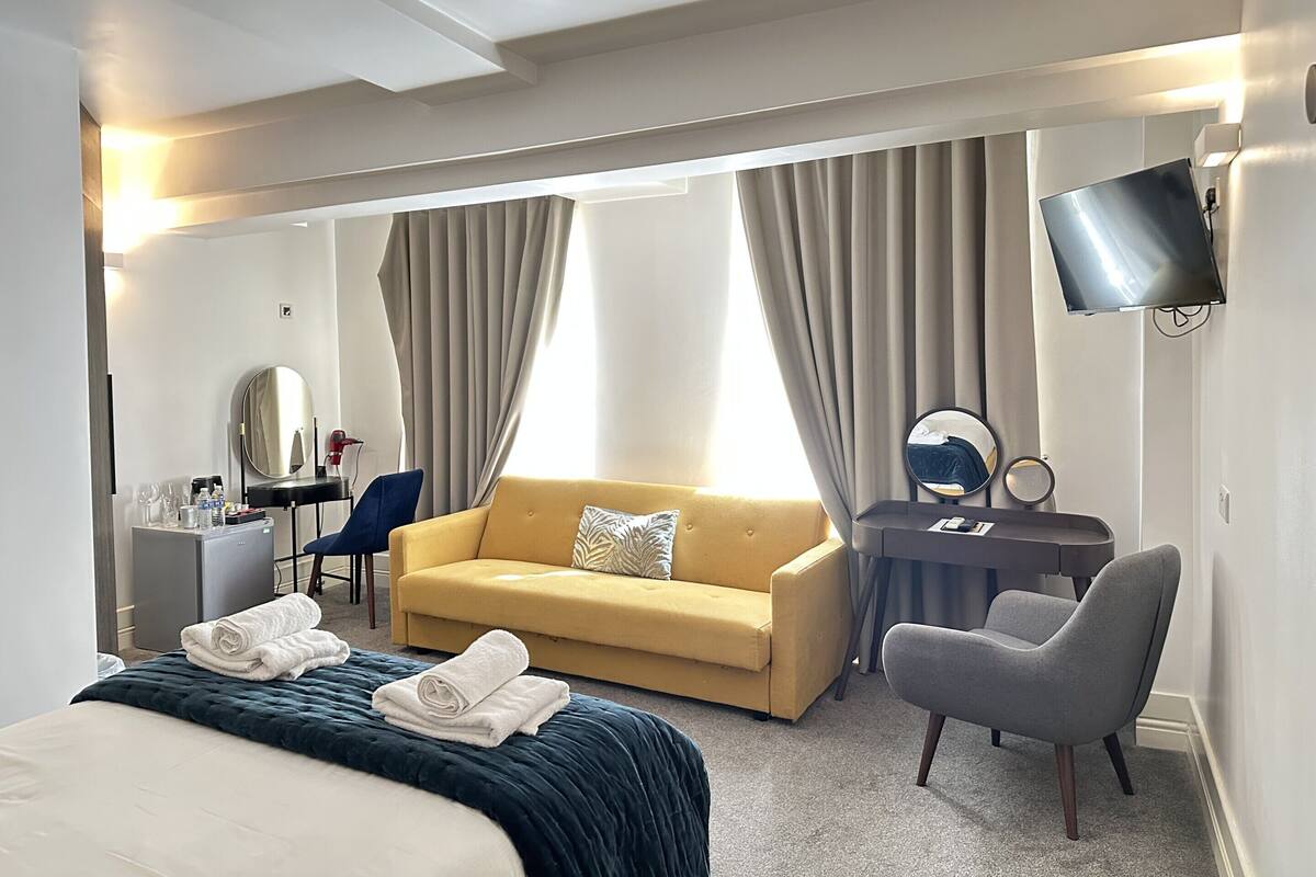Large Suite without Kitchen | 1 chambre, fer et planche à repasser, accès au Wi-Fi (inclus)