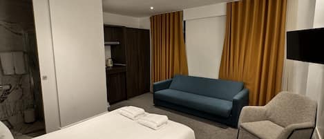 Double Room, Ensuite | 1 bedroom, iron/ironing board, WiFi (free), bed sheets