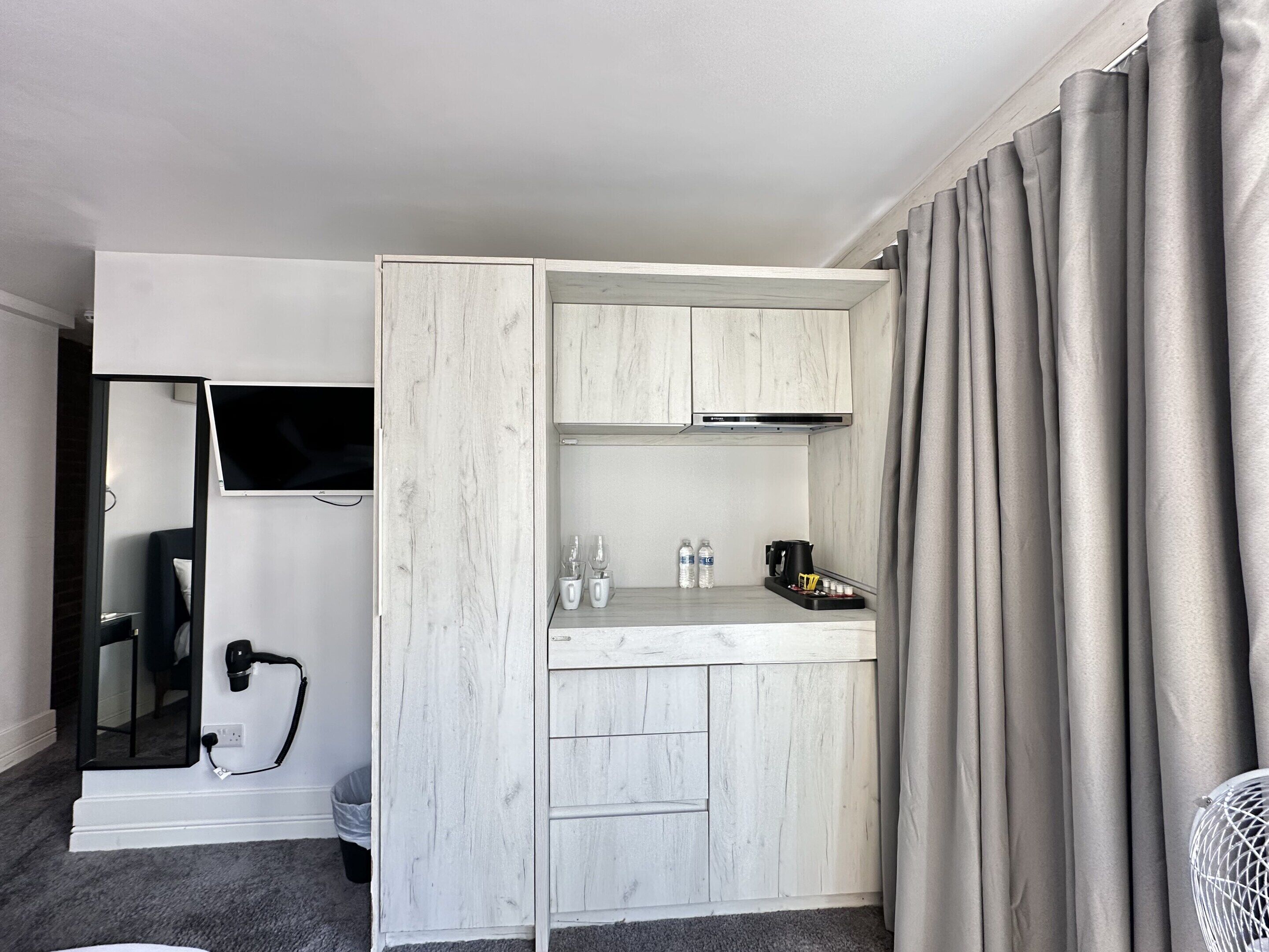 Studio, en-suite badkamer (Suite) | Privékeuken | Een koffiezetapparaat/waterkoker, een minikoelkast, een waterkoker