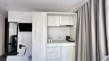 Studio, en-suite badkamer (Suite) | Privékeuken | Een koffiezetapparaat/waterkoker, een minikoelkast, een waterkoker