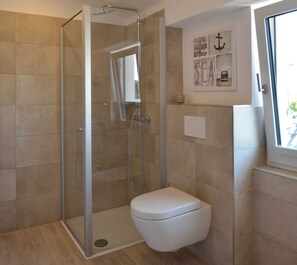 Dusche, Haartrockner, Handtücher