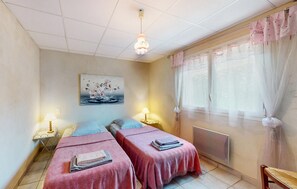 2 عدّة غرف نوم وملاءات أسرّة