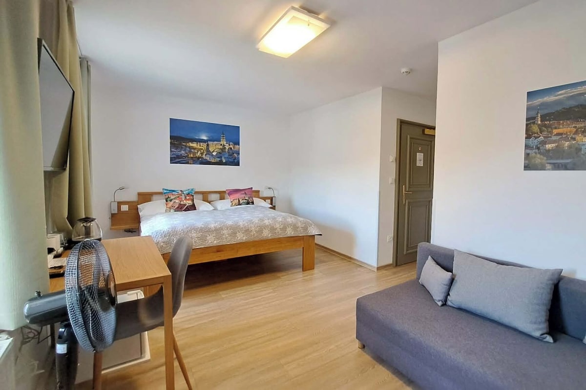 Comfort Double Room, 1 Queen Bed with Sofa bed, City View | Premium bedding, Select Comfort beds, desk, laptop workspace