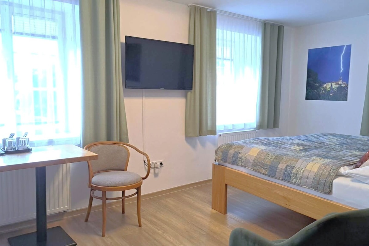 Deluxe Double Room, 1 Queen Bed, Ensuite, City View | Premium bedding, Select Comfort beds, desk, laptop workspace
