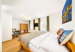 Habitación Confort doble, 1 cama de matrimonio con sofá cama, baño privado, vistas a la ciudad | Ropa de cama de alta calidad y colchones Select Comfort