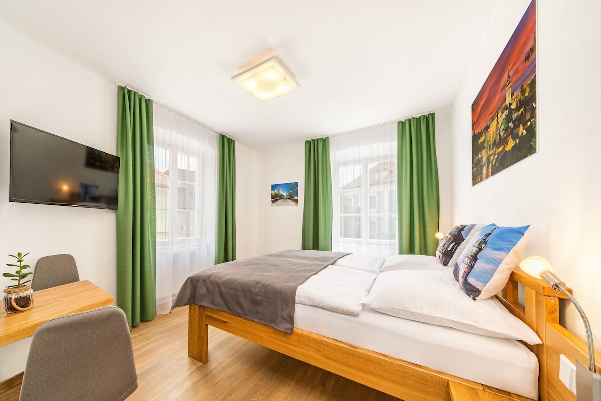 Basic Room, 1 Queen Bed, Ensuite | Premium bedding, Select Comfort beds, desk, laptop workspace