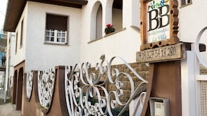 A building with a sign for 'BB bookbreaks La Villa' and a contact number. - La Villa (Pratola Peligna)