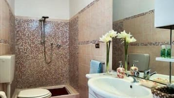 Douche, articles de toilette gratuits, sèche-cheveux, bidet