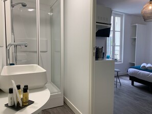 Studio, City View (1er étage ) | Bathroom - Logis St Joseph (Angers)