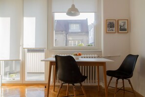 City Apartment, 1 Bedroom, Terrace, City View | In-room dining