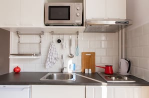 City Apartment, 1 Bedroom, Terrace, City View | Private kitchen | Fridge, microwave, oven, stovetop