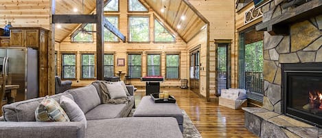 TV connectée, cheminée, baby-foot, livres