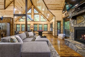 TV connectée, cheminée, baby-foot, livres