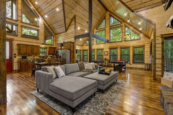 TV connectée, cheminée, baby-foot, livres