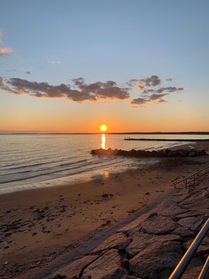 بالقرب من الشاطئ