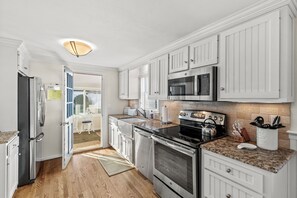 ثلاجة، ميكروويف، فرن، موقد طهي مسطح