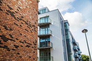 Exterior - Spacious bright apartment w parking (Liverpool)