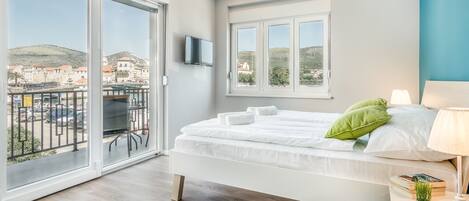 In-room safe, soundproofing, free WiFi, bed sheets