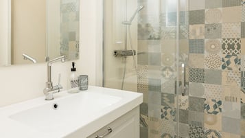 Deluxe Double Room, Sea View (Extra Bed) | Bathroom | Shower, free toiletries, hair dryer, towels