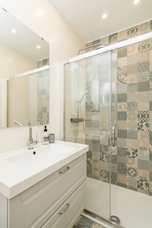 Deluxe Double Room, Sea View (Extra Bed) | Bathroom | Shower, free toiletries, hair dryer, towels - 4 Elements Old Town Views Rooms (Trogir)