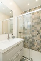 Deluxe Double Room, Sea View (Extra Bed) | Bathroom | Shower, free toiletries, hair dryer, towels