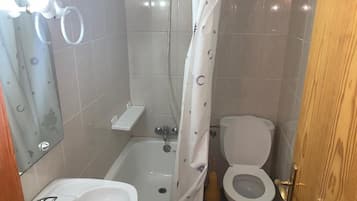 Chambre double | Salle de bain | Serviettes fournies, papier de toilette