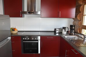 Een koelkast, een magnetron, een oven, een vaatwasser