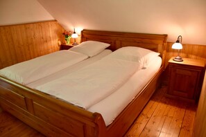 3 bedrooms, in-room safe, travel crib, WiFi - For 1-8 persons, natural log chalets with mountain panorama - Hotel & Chalets Herrihof (Todtnau)