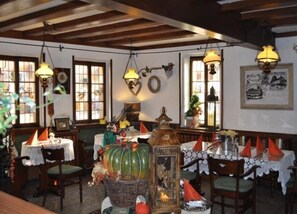 Desayuno buffet los fines de semana (EUR 7.5 por persona)