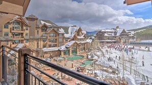 Un complexe hôtelier comprenant plusieurs bâtiments, une piste de ski et un espace piscine.