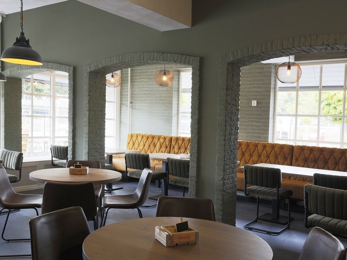 breakfast, lunch and dinner served